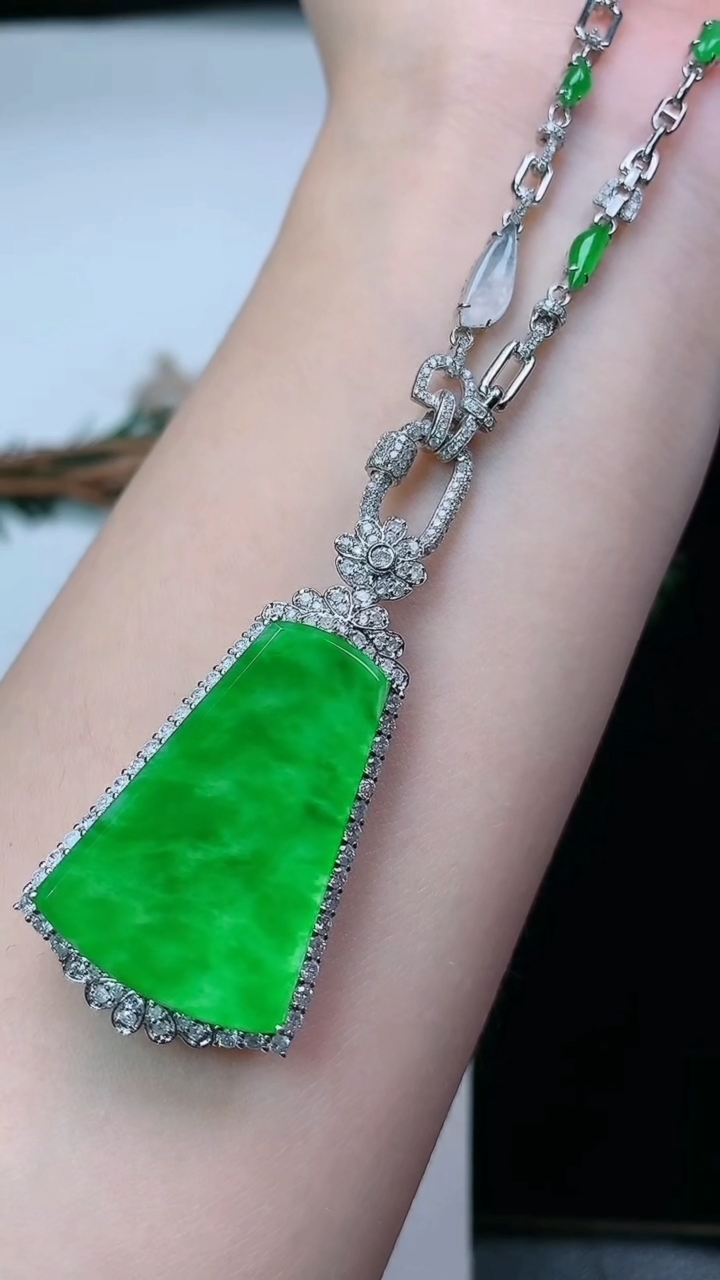 天然A货翡翠无事牌项链，尺寸45-22.7-8.4，裸石30-19.8，重量:18.88g
3月28日