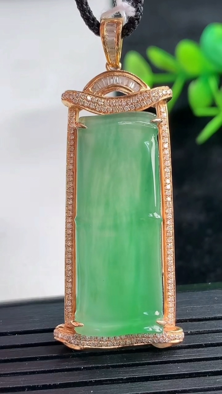 天然A货翡翠节节高升 竹节吊坠尺寸51.8-20.3-9.2裸石33.2-12.9重量:10.83g