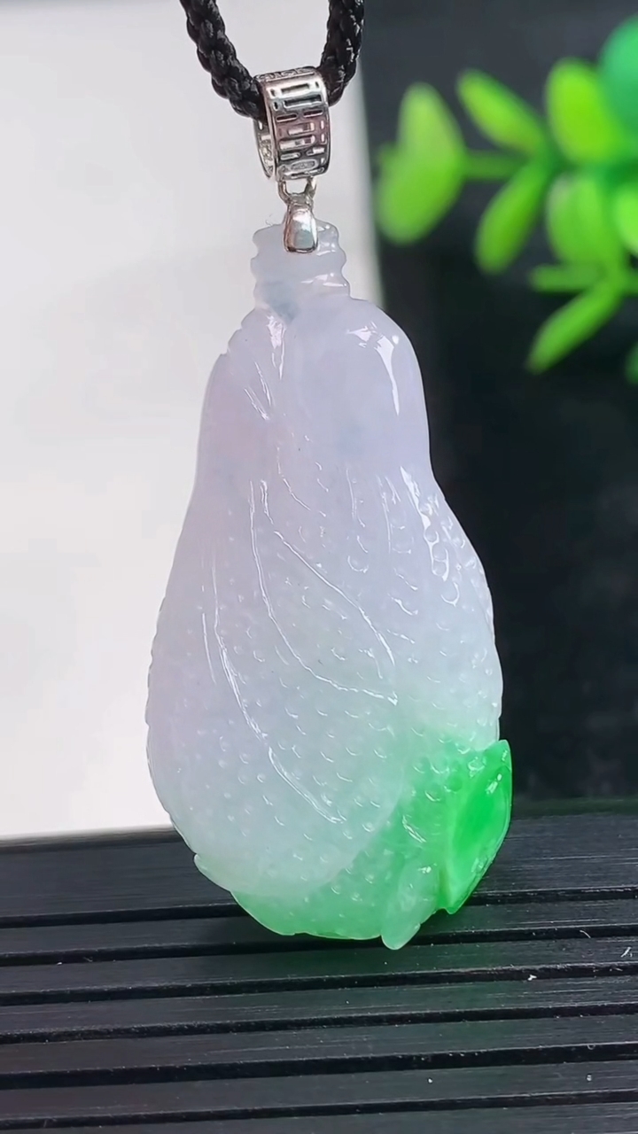 天然A货翡翠白菜吊坠尺寸37.1-18.9-10重量:9.81g
3月28日