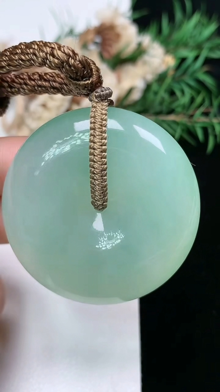 天然A货翡翠平安扣吊坠，尺寸42.6-10.4，重量:41.43g
3月28日