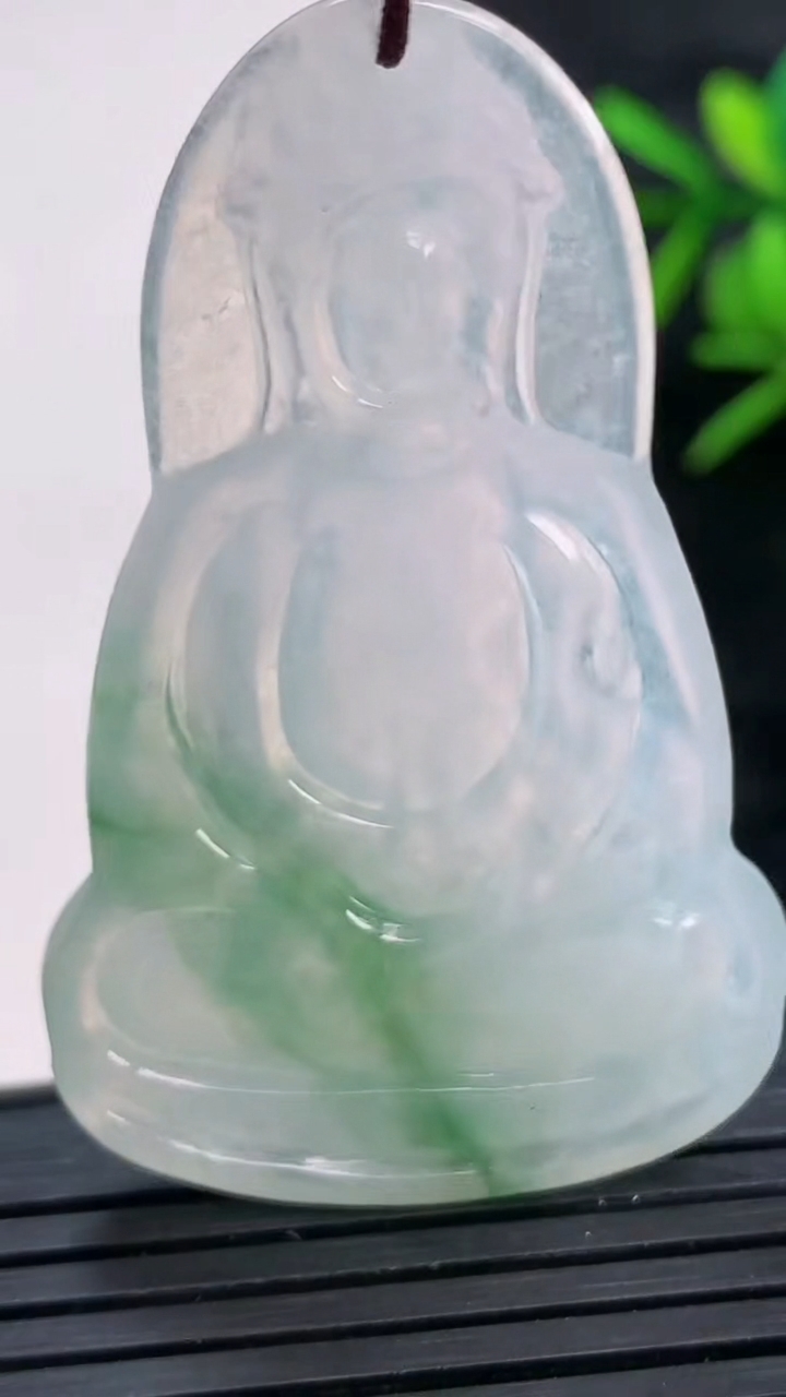 天然A货翡翠冰种飘花观音菩萨吊坠尺寸50.8-31.5-4.5重量:13.43g
3月28日