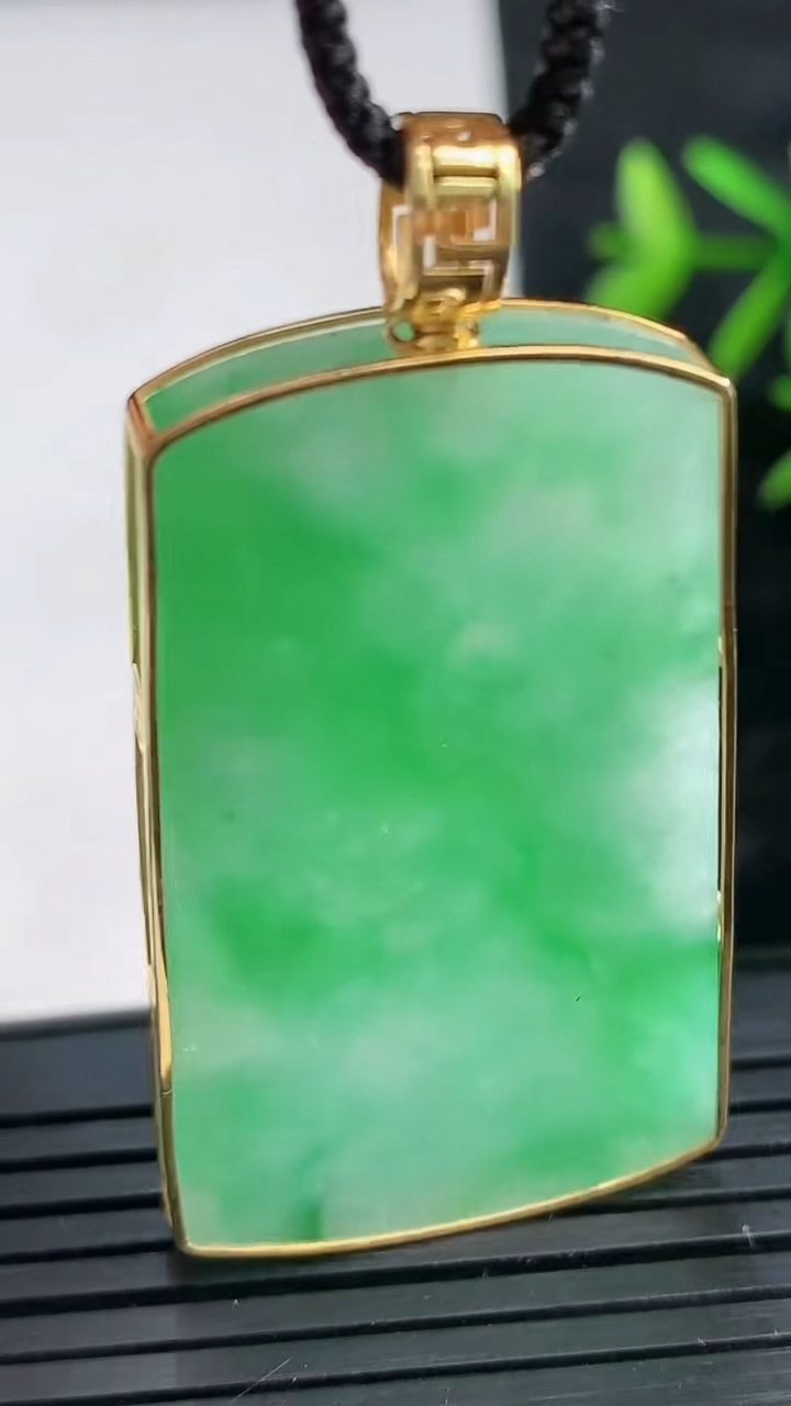 天然A货翡翠无事牌吊坠尺寸44.4-25.5-4重量:13.52g
3月28日