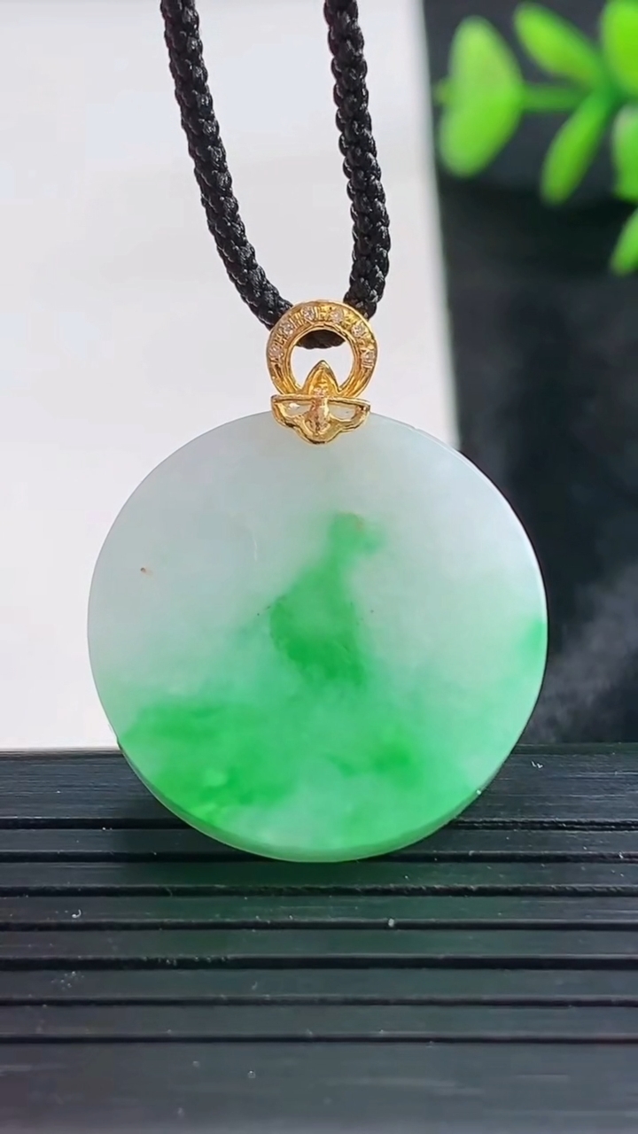 天然A货翡翠无事牌吊坠尺寸23.2-5重量:7.84g
3月28日