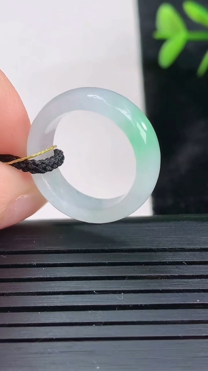 天然A货翡翠指环戒指尺寸15.8-6-2.9重量:2.97g2026年3月28日
工厂直销收藏佳品,种好水足，色泽均匀，有种有色，上手高大气！