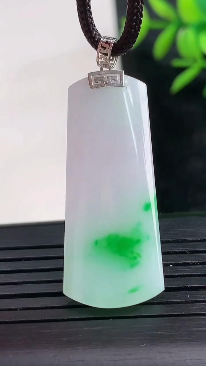 天然A货翡翠无事牌吊坠尺寸35.9-15-3.6重量:5.31g
3月28日