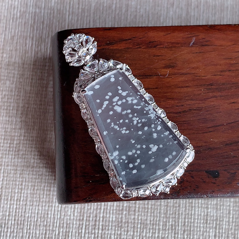 天然A货翡翠18K金伴钻镶嵌白冰白月光雪花棉无事牌吊坠 
尺寸52-27.6-8.5裸石36.8-2