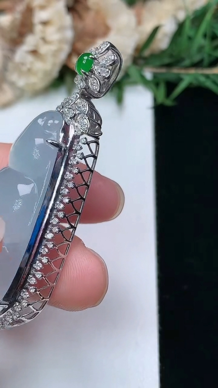 天然A货翡翠白冰福豆吊坠，尺寸50.5-19.5-12.6，裸石35-16.7，重量:10.23g
3月28日