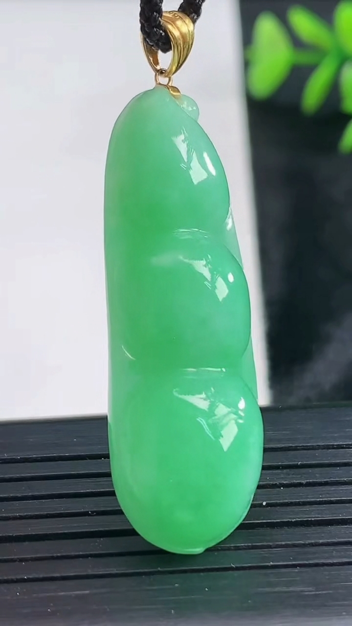 天然A货翡翠福豆吊坠尺寸41.2-14.4-9.3重量:9.47g
3月28日
