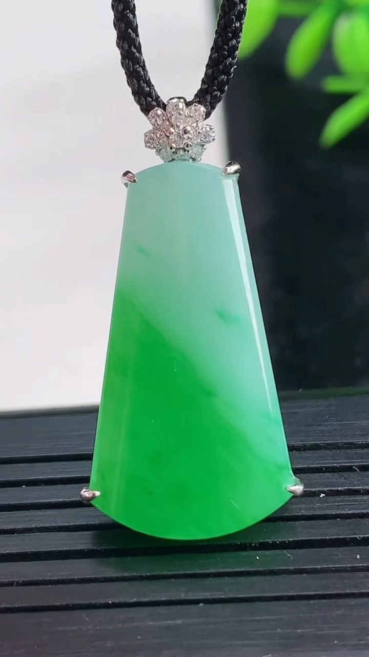 天然A货翡翠无事牌吊坠尺寸28.8-17.3-5重量:5.16g
3月28日