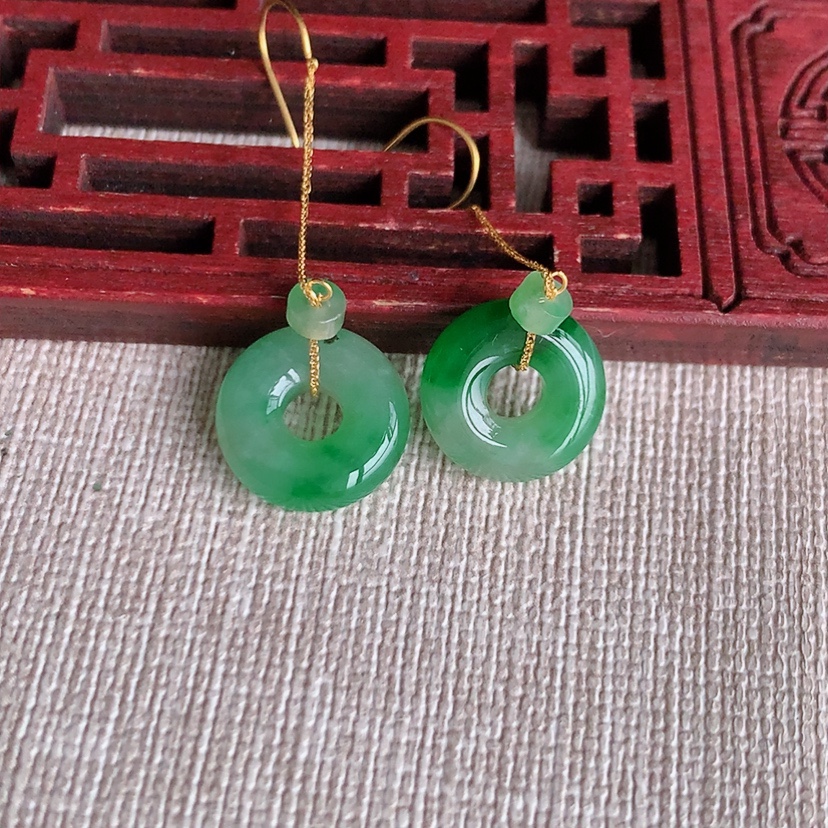 天然A货翡翠18K金镶嵌飘绿平安环耳坠 
尺寸12.4-4.2mm 重量2.88g 0327