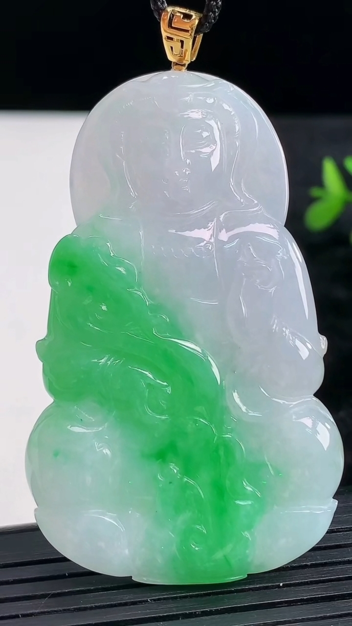 天然A货翡翠观音菩萨吊坠尺寸61.8-38.2-5.7重量:28.61g
3月28日