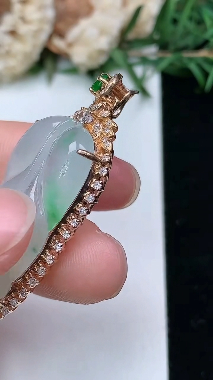 天然A货翡翠金枝玉叶 叶子吊坠，尺寸43.6-19-8，裸石31.8-16.4，重量:6.58g
3月28日