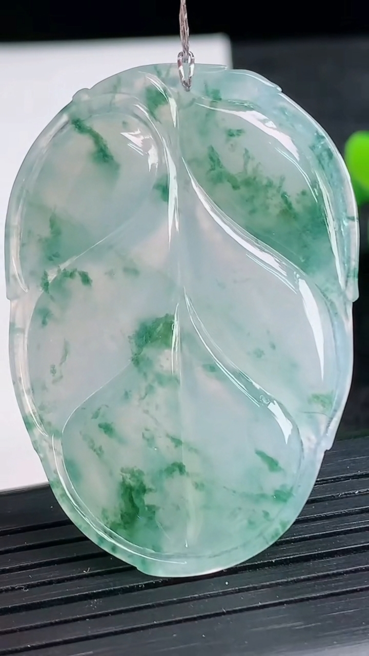 天然A货翡翠种飘花金枝玉叶 叶子吊坠尺寸49-33.7-5.8重量:17.62g
3月28日