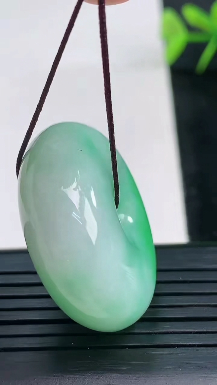 天然A货翡翠平安扣吊坠尺寸31.5-12重量:25.91g
3月28日