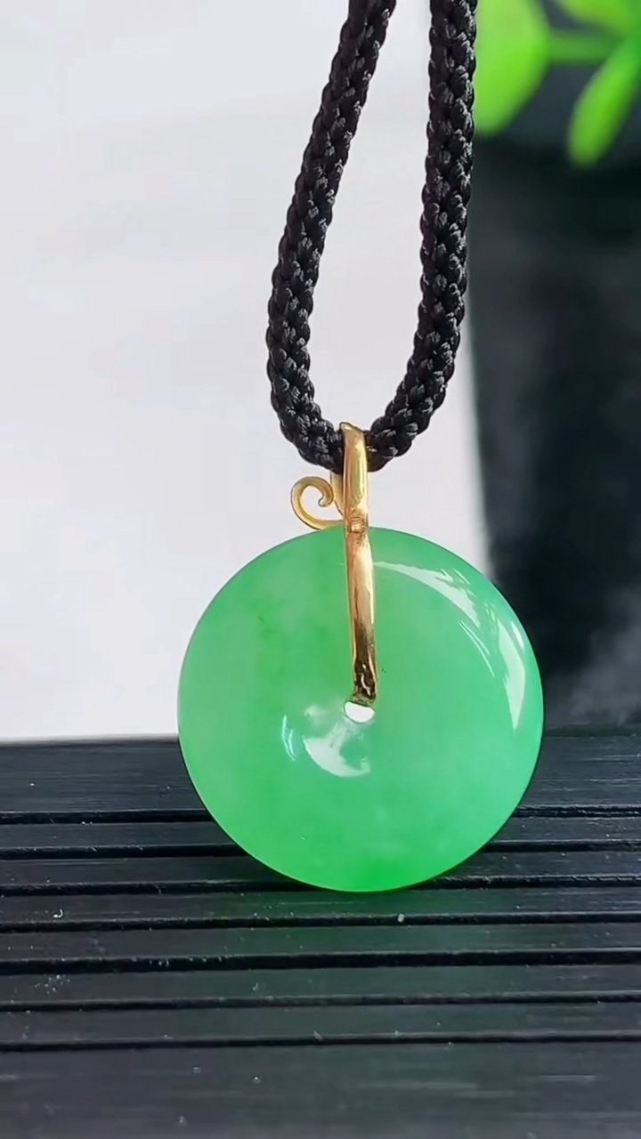 天然A货翡翠平安扣吊坠尺寸16.8-3.5重量:2.32g
3月28日