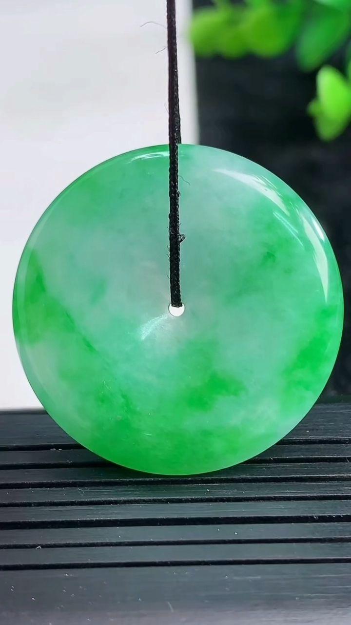 天然A货翡翠平安扣吊坠尺寸33.3-5.4重量:13.24g
3月28日