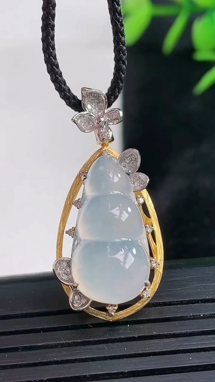 天然A货翡翠种白冰福豆吊坠尺寸31.3-14.4-10.1裸石19.4-10重量:3.73g
3月28日