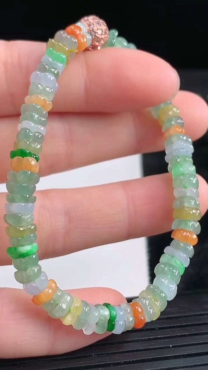 天然A货翡翠三彩莲花手串尺寸4.8-2.7重量:10.35g3月28日
工厂直销收藏佳品,种好水足，