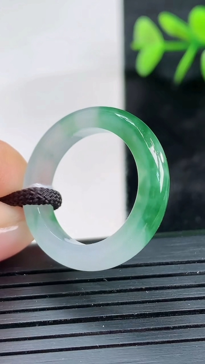 天然A货翡翠指环戒指尺寸19-4.5-3.6重量:3.62g2026年3月28日
工厂直销收藏佳品,