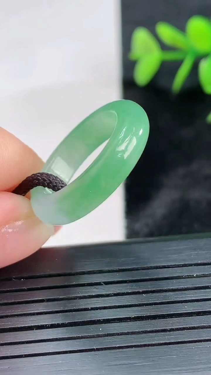 天然A货翡翠指环戒指尺寸16.5-4.7-3.5重量:3.35g2026年3月28日
工厂直销收藏佳品,种好水足，色泽均匀，有种有色，上手高大气！