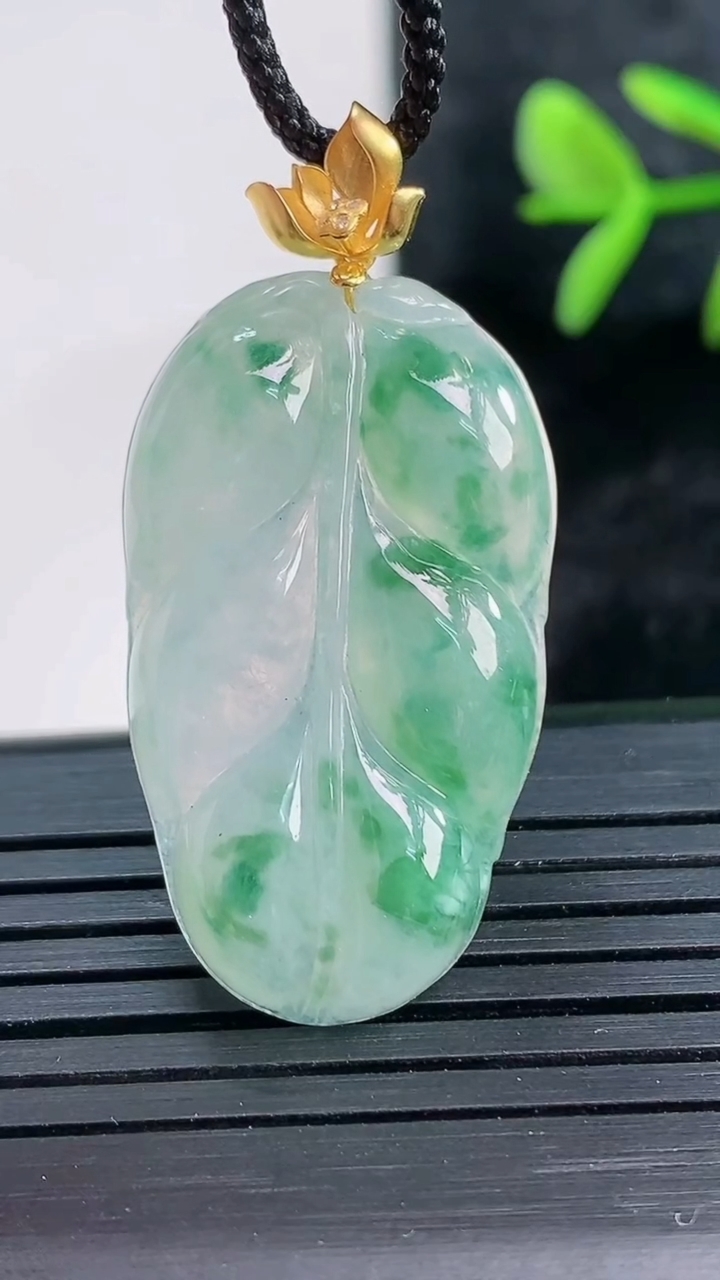 天然A货翡翠种飘花金枝玉叶 叶子吊坠尺寸32-18.6-4.7重量:5.74g
3月28日