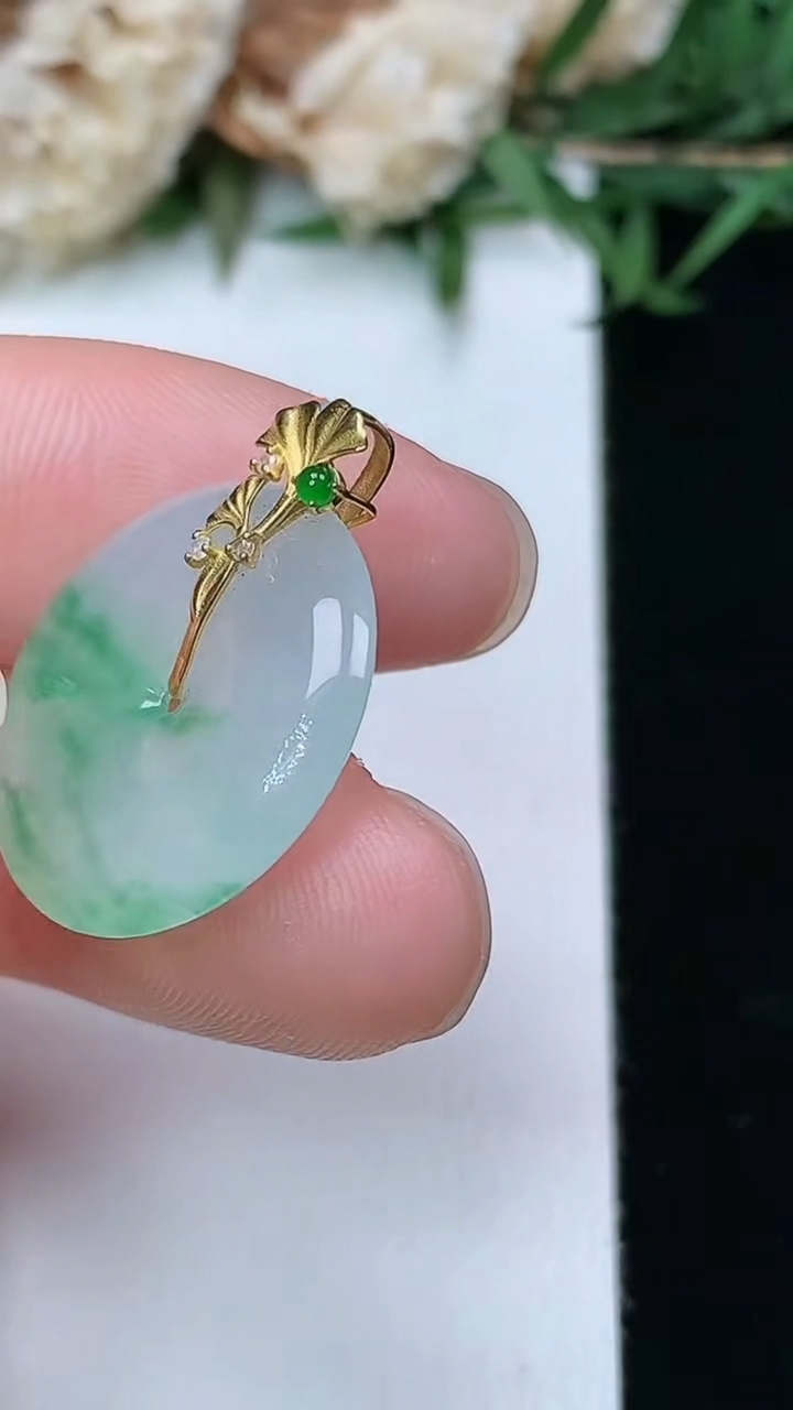 天然A货翡翠平安扣吊坠，尺寸18.9-3.6，重量:2.92g
3月28日