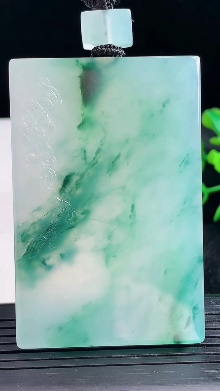 天然A货翡翠种飘花仿古无事牌吊坠尺寸61.5-40.4-5.7重量:51.67g
3月28日