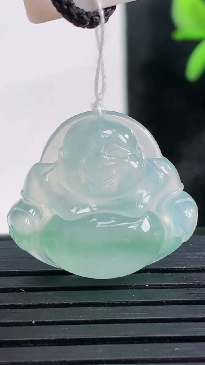 天然A货翡翠冰种飘花佛公吊坠尺寸20.9-22.7-5.8重量:4.48g
3月28日