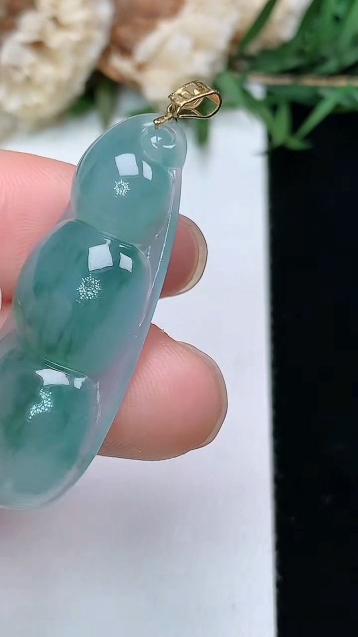 天然A货翡翠飘花福豆吊坠，尺寸36.7-15.8-5.8，重量:5.52g
3月28日