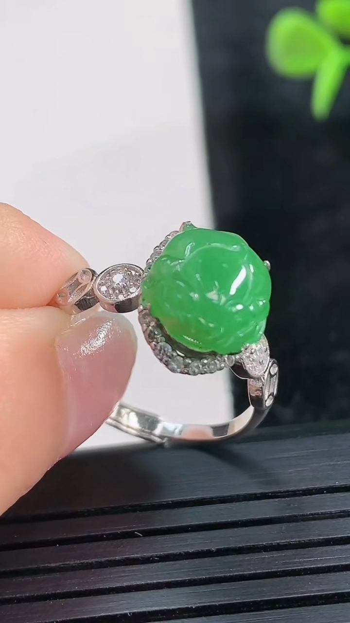 天然A货翡翠金蟾戒指尺寸18.5-10.8-9.4重量:2.96g2026年3月28日
工厂直销收藏佳品,种好水足，色泽均匀，有种有色，上手高大气！