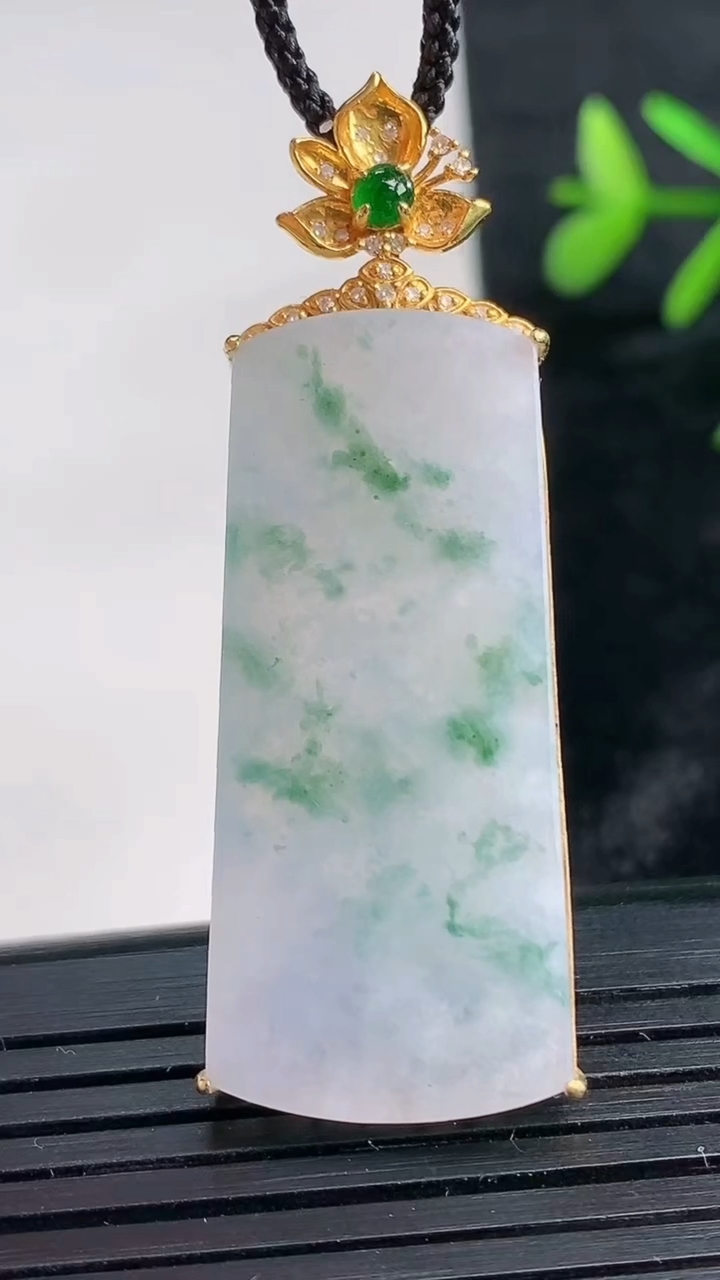 天然A货翡翠18K金紫罗兰飘花无事牌吊坠尺寸49.8-38-17.2-5.5重量:8.35g
3月2