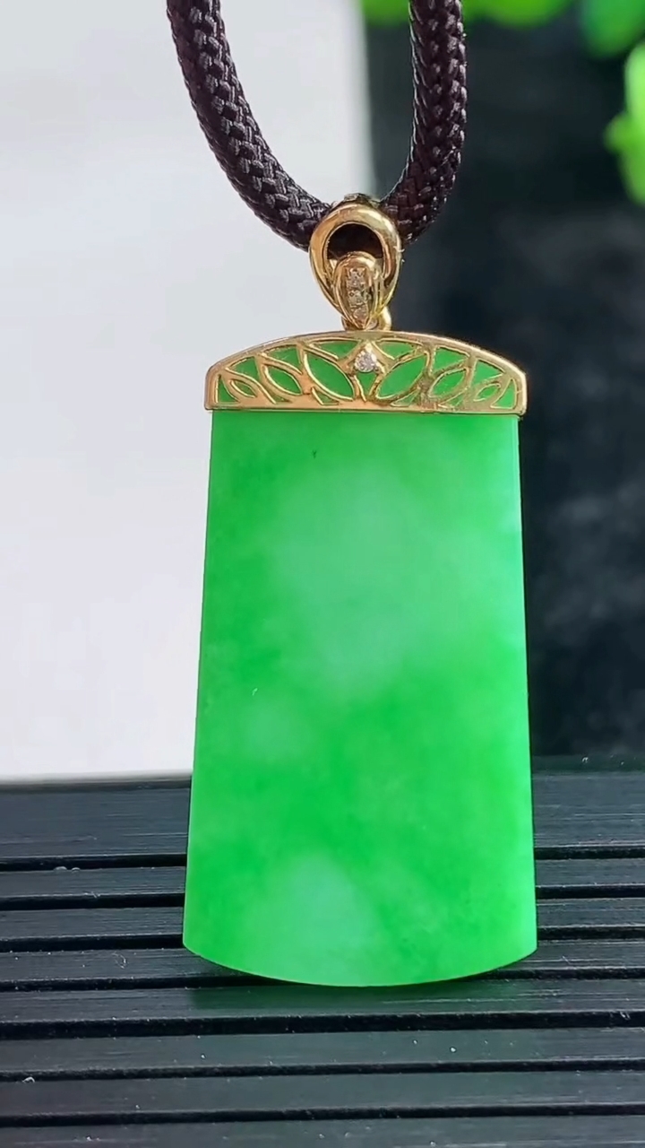 天然A货翡翠无事牌吊坠尺寸29.6-15.8-1.8重量:3.23g
3月28日