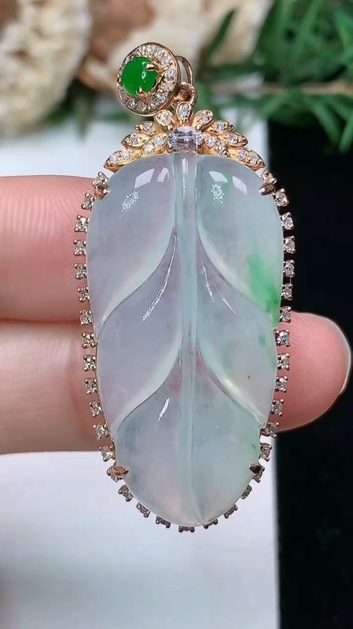 天然A货翡翠金枝玉叶 叶子吊坠，尺寸43.6-19-8，裸石31.8-16.4，重量:6.58g
3