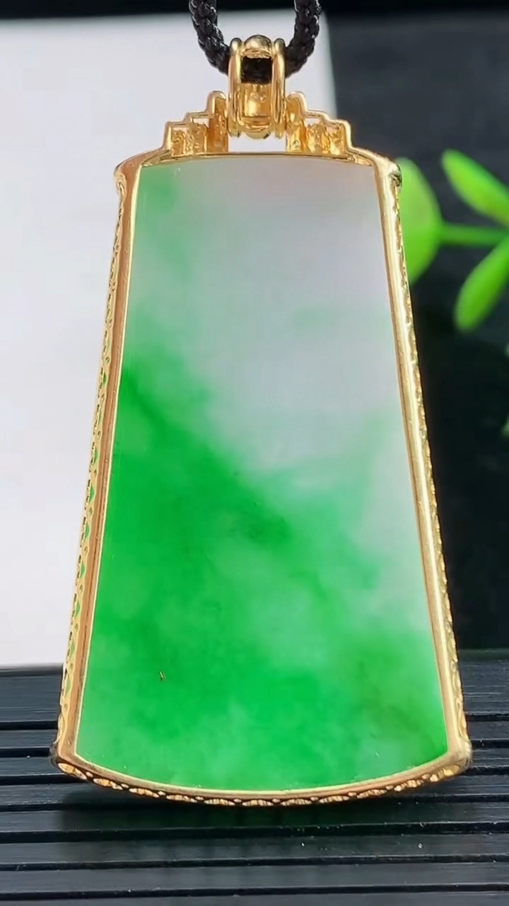 天然A货翡翠无事牌吊坠尺寸52.7-28-6.2重量:13.04g
3月28日