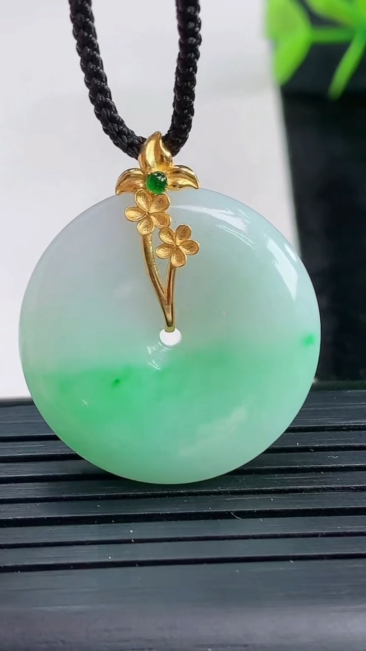 天然A货翡翠平安扣吊坠尺寸26.6-5.5重量:9.05g
3月28日