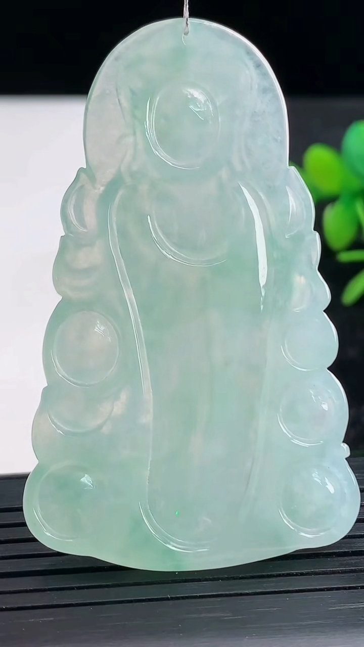 天然A货翡翠观音菩萨吊坠尺寸61.3-36.3-5.6重量:22.03g
3月28日