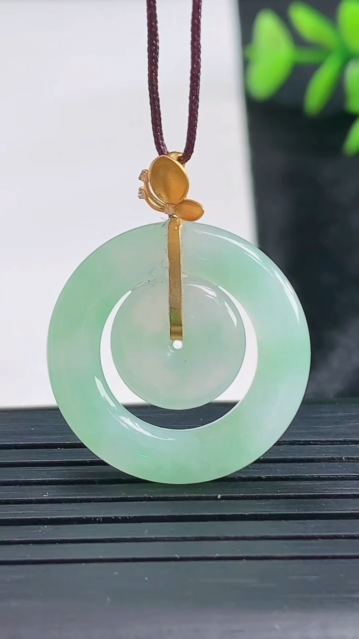 天然A货翡翠母子平安扣吊坠尺寸23.6-3重量:3.65g
3月28日