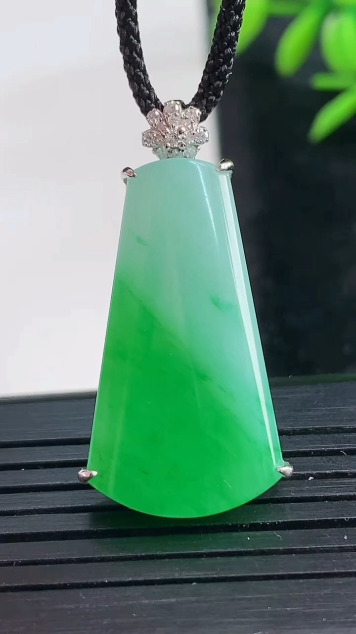 天然A货翡翠无事牌吊坠尺寸28.8-17.3-5重量:5.16g
3月28日