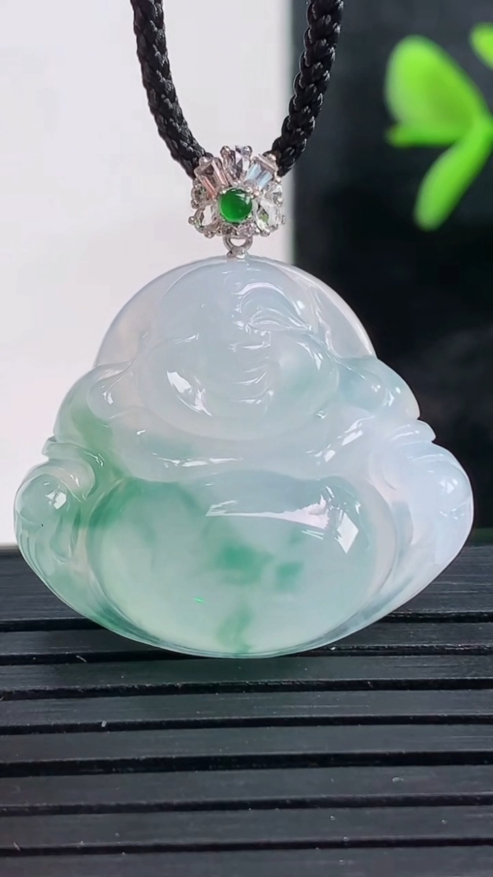 天然A货翡翠种飘花佛公吊坠尺寸23.8-26.9-5.9重量:6.08g
3月28日