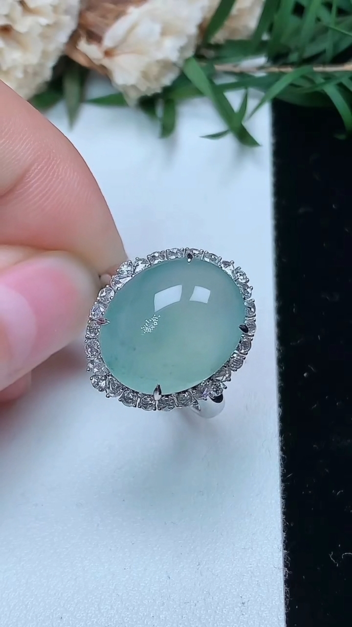 天然A货翡翠飘花蛋面戒指，尺寸17.5-15.4-12.5，重量:4.56g2026年3月28日
工