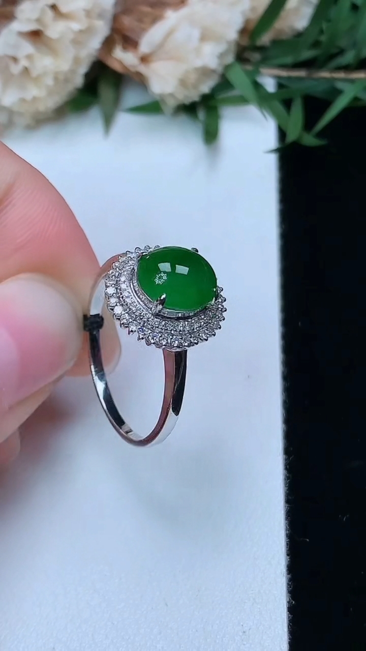 天然A货翡翠蛋面戒指，尺寸17.2-7.8-7，重量:2.28g2026年3月28日
工厂直销收藏佳品,种好水足，色泽均匀，有种有色，上手高大气！