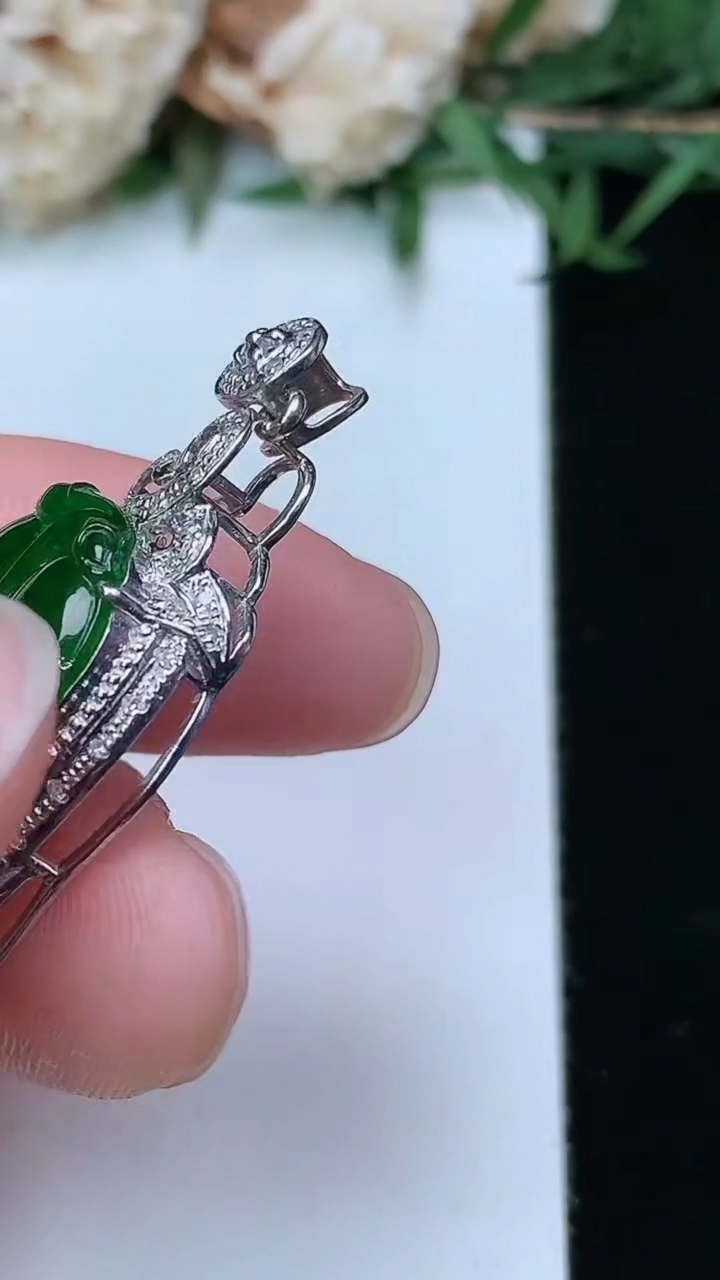 天然A货翡翠金枝玉叶 叶子吊坠，尺寸39.6-16.8-6.6，裸石26.5-13.5，重量:4.46g
3月28日