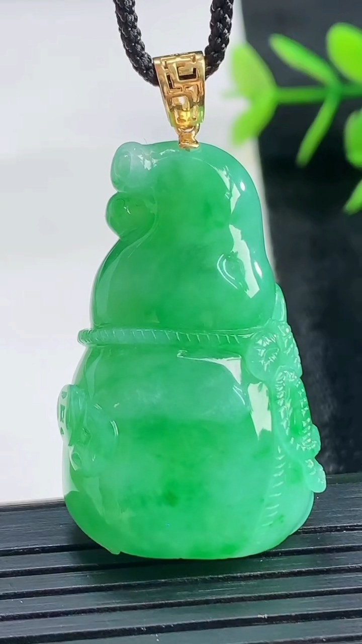 天然A货翡翠葫芦吊坠尺寸37.2-22.9-10.2重量:16.92g
3月28日
