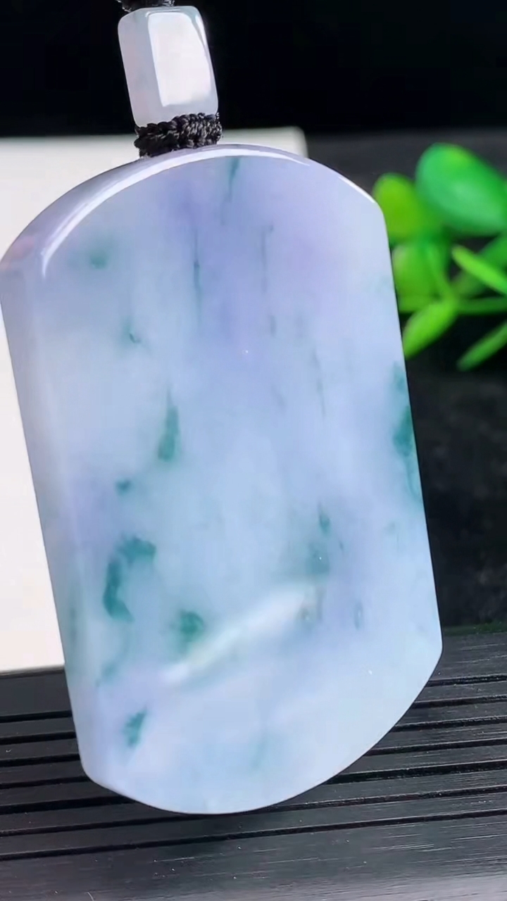 天然A货翡翠紫罗兰飘花无事牌吊坠尺寸51.8-34.5-5.7重量:36.52g
3月28日