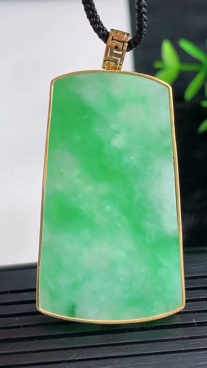 天然A货翡翠无事牌吊坠尺寸44.4-25.5-4重量:13.52g
3月28日