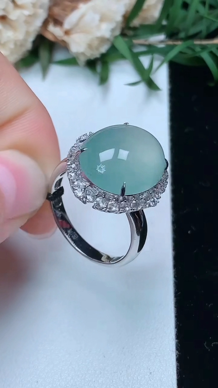 天然A货翡翠飘花蛋面戒指，尺寸17.5-15.4-12.5，重量:4.56g2026年3月28日
工厂直销收藏佳品,种好水足，色泽均匀，有种有色，上手高大气！