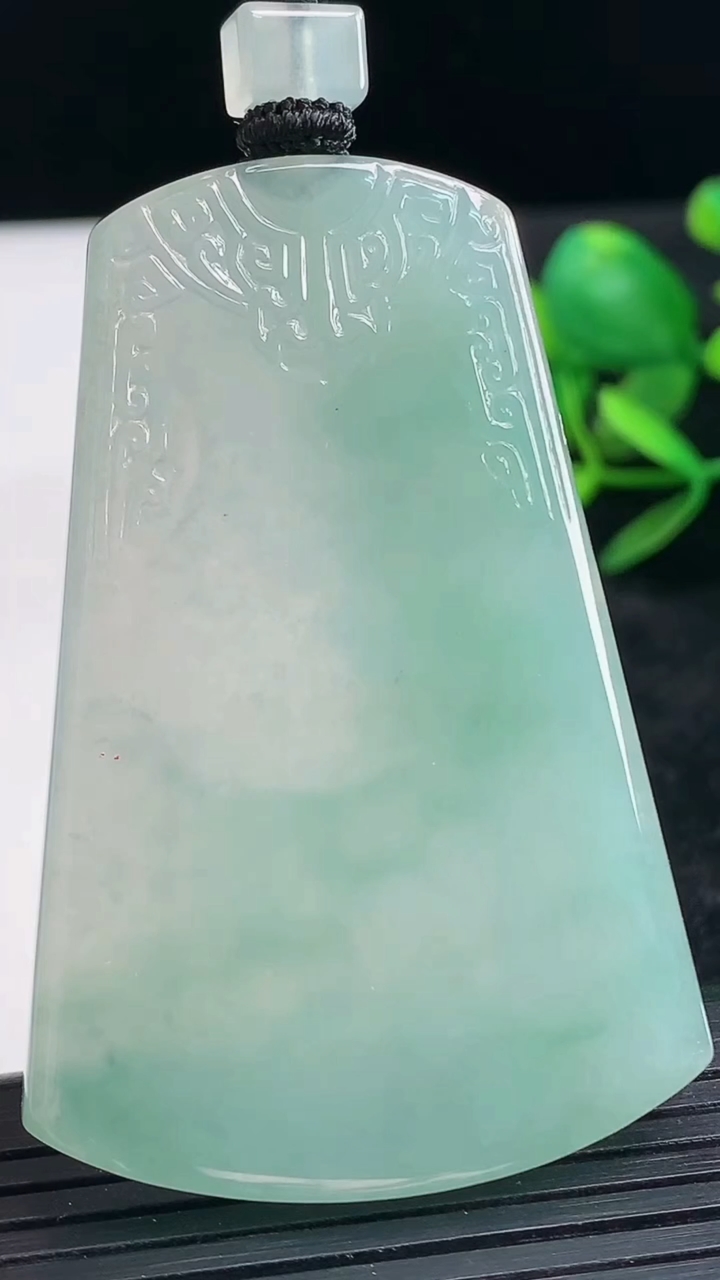 天然A货翡翠仿古无事牌吊坠尺寸57.8-38.4-4.9重量:32.75g
3月28日