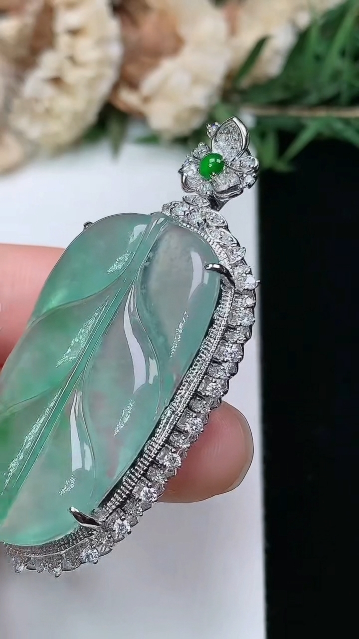 天然A货翡翠金枝玉叶 叶子吊坠，尺寸49-23.5-10.2，裸石34-19.4，重量:8.35g
3月28日