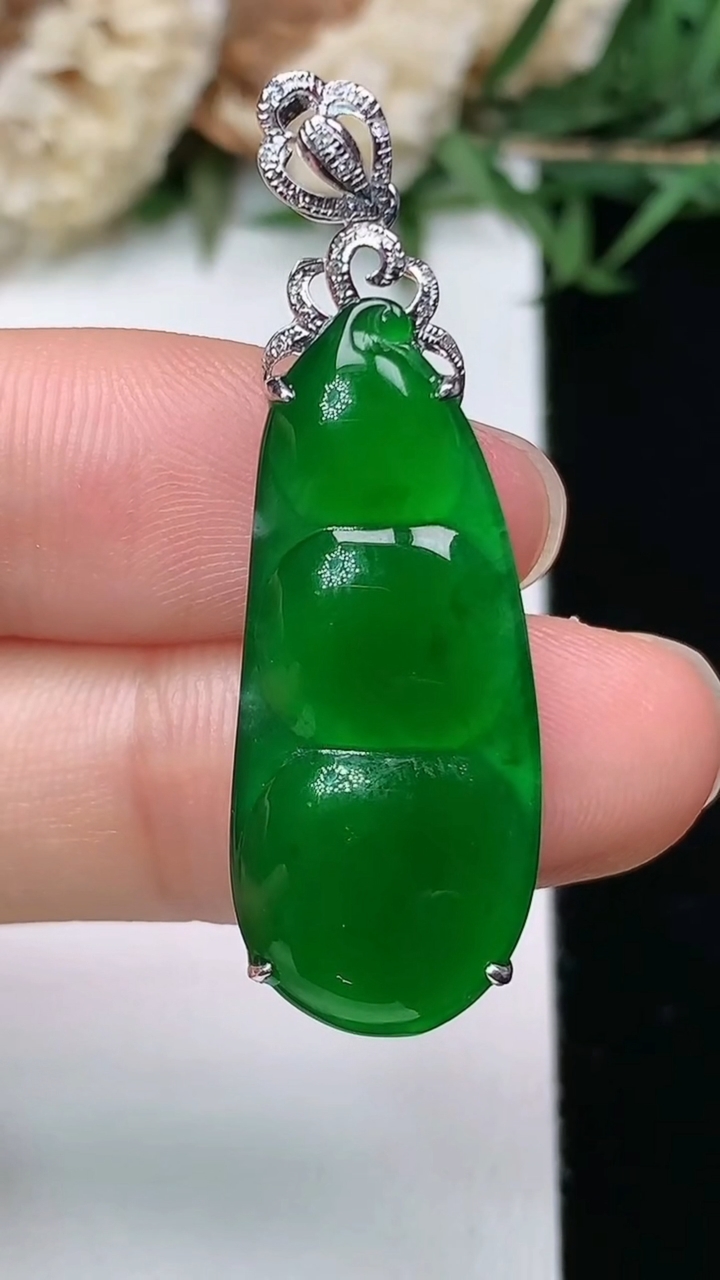 天然A货翡翠福豆吊坠，尺寸29.8-12.7-5，重量:3.03g
3月28日