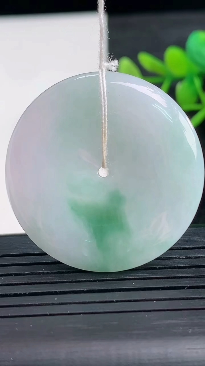 天然A货翡翠平安扣吊坠尺寸35.9-5.4重量:15.17g
3月28日